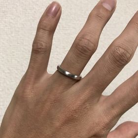 【AHKAH(アーカー)の口コミ】 シンプルで自分の手に馴染むデザインのものを探していた。店舗でこの指輪…