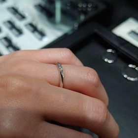 【ラザール ダイヤモンド(LAZARE DIAMOND)の口コミ】 やはり海外発のブランドということで、指輪のデザインが日本ブランドとは…