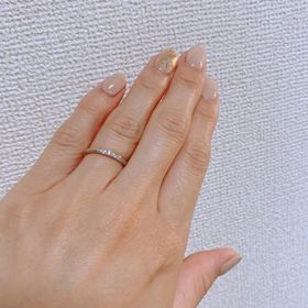 【銀座ダイヤモンドシライシの口コミ】 ダイヤモンドがリングの半周にわたって配置されています。
どの角度でもダ…