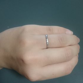 【festaria bijou SOPHIA(フェスタリア ビジュソフィア)の口コミ】 シンプルで細身の指輪を探していました。３つダイヤが付いていて、真ん中…