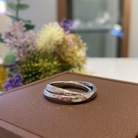 【BAUM(バーム)の口コミ】 指輪の表面のポコポコとした加工が珍しかった。この加工によって光に反射…