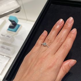 【ティファニー(Tiffany & Co.)の口コミ】 とても豪華な指輪です。ダイヤモンドの周りにもまたラウンド状にダイヤモ…