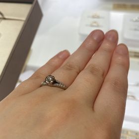【ブルガリ(BVLGARI)の口コミ】 ダイヤの周りにもシルバーがあるのでカラットよりもひとまわり大きく見え…