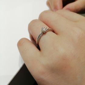 【4℃ BRIDAL(ヨンドシーブライダル)の口コミ】 彼女と相談した結果、結婚指輪との重ね付けを意識し、やや細め
のリングに…