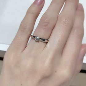 【ブシュロン(BOUCHERON)の口コミ】 こちらの指輪は、一粒ダイヤで婚約指輪らしさがありつつ、アームのカット…