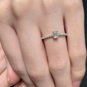 【ティファニー(Tiffany & Co.)の口コミ】 人と被らないもので、普段も重ね付けできるものを探していたので、エメラ…