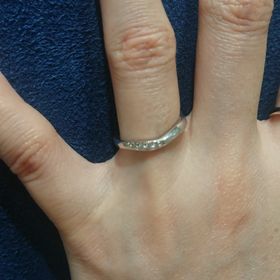 【4℃ BRIDAL(ヨンドシーブライダル)の口コミ】 V字型の指輪で少し指が細く見えるところが気に入りました。
ウェーブ型の…