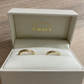 【CRAFY(クラフィ)の口コミ】 指輪のデザインを完全に自分達のオリジナルで作れる事。
シンプルなデザイ…