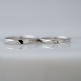 【THREE TREES(スリーツリーズ)の口コミ】 二人の世界にひとつだけの指輪ができる。
デザインが自由自在で、シンプル…