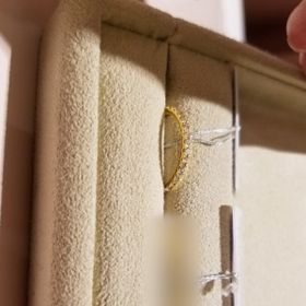 【TRECENTI(トレセンテ)の口コミ】 ハーフエタニティリングの上品な輝きとイエローゴールドの個性的な色合い…