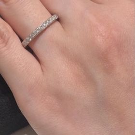 【GALA JEWELRY(ガラジュエリー)の口コミ】 ダイヤのグレードも高くキラキラが1番素晴らしかったです。
レール留めで…