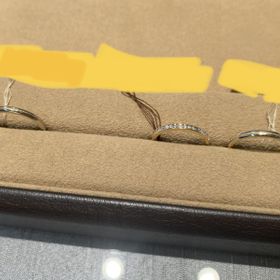 【ORECCHIO(オレッキオ)の口コミ】 シンプルなデザインが多いと思います。スクエアカットのダイヤは非常に洗…