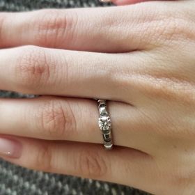 【ブシュロン(BOUCHERON)の口コミ】 他と被らないデザイン性の高さが決め手でした。プラチナ部分にカットが入…