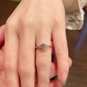 【銀座ダイヤモンドシライシの口コミ】 ブーケクレッセントという、中心のダイヤを引き立てるメレダイヤが6つ付い…