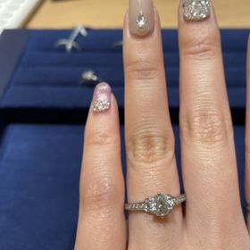 【PORTADA(ポルターダ)の口コミ】 ほとんどの指輪が0.5カラット以上のものをサンプルとして置いていたので、…