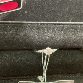 【1122 iifuufu bridal(いい夫婦ブライダル)の口コミ】 シンプルなデザインが比較的多かった印象です。
ダイヤモンドの大きさも0.…