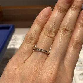 【銀座ダイヤモンドシライシの口コミ】 ウェーブの形であること、シンプルすぎず主張しすぎないことなどという私…