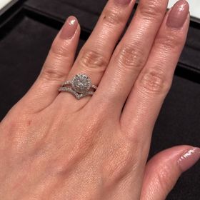 【ティファニー(Tiffany & Co.)の口コミ】 婚約指輪の石が大きく、結婚指輪を探すのに苦労しておりましたがこちらのV…