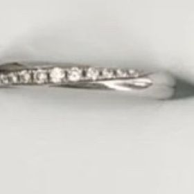 【ラザール ダイヤモンド【取扱店販売】の口コミ】 素材はプラチナで、斜めのラインにダイヤモンドが入っています。ダイヤモ…