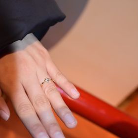 【ケイウノ ブライダル(K.UNO BRIDAL)の口コミ】 デザインはダイアが目立つ様に構成されておりシンプルかつ綺麗だと感じま…