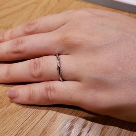 【Foulason(フレゾン)の口コミ】 指に厚みがないため、細みのデザインで探していました。お店の中で一番細…