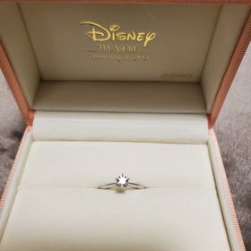 【ケイウノ ブライダル(K.UNO BRIDAL)の口コミ】 ダイヤの面を星型にカットし5爪で支えておりシンプルでバランスが良いとこ…