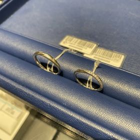 【銀座ダイヤモンドシライシの口コミ】 ダイヤモンドが斜めに付いていて、他ではあまり見たことがないデザインの…