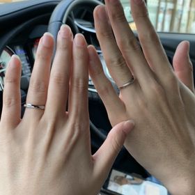 【銀座ダイヤモンドシライシの口コミ】 デザインが気に入った為、購入に至りました。
中心のカーブがスタイリッシ…