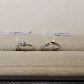 【TRECENTI(トレセンテ)の口コミ】 事前にネットで気になっていた結婚指輪に合わせて婚約指輪も選びました。
…