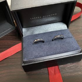 【ラザール ダイヤモンド(LAZARE DIAMOND)の口コミ】 デザインに一目惚れをして購入を決めました。プラチナの質感、色合い共に…
