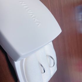 【俄(にわか)の口コミ】 控えめなダイヤに、指を綺麗に見せてくれるリング幅にとても気に入りまし…