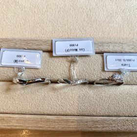 【ith(イズ)の口コミ】 プラチナ素材で細身のV字ラインの指輪。着け心地も良く指が細く見えるよう…