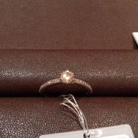 【アイプリモ(I-PRIMO)の口コミ】 中心のダイヤモンドに輝きをプラスする、アーム部分のデザインが素敵でし…