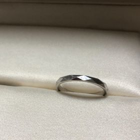 【ブシュロン(BOUCHERON)の口コミ】 男性の結婚指輪はシンプルなものが多い中、デザイン性がありながらも、主…