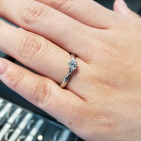 【エクセルコダイヤモンド(EXELCO DIAMOND)の口コミ】 指輪の腕の側面にミル打ちがあり、とても印象的なデザインです。存在感や…