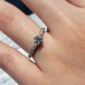 【銀座ダイヤモンドシライシの口コミ】 全体的にキラキラした印象のデザインに憧れていたため、腕までメレダイヤ…