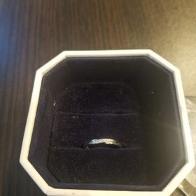 【canal4℃(カナルヨンドシー)の口コミ】 婚約指輪と重ねづけした際、婚約指輪のダイヤがより輝いて見えるように、…