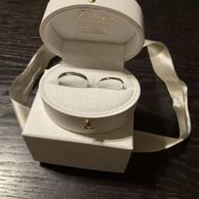 【Foulason(フレゾン)の口コミ】 婚約指輪と同じブランドだった為、即決。
お値段も、お手頃な価格で大満足…