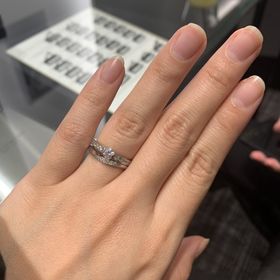 【ラザール ダイヤモンド(LAZARE DIAMOND)の口コミ】 ダイヤが埋め込まれていて引っかかりません。周りにも小さいダイヤが施さ…