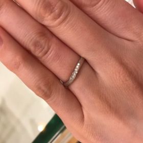 【Mariage ent(マリアージュエント)の口コミ】 柔らかなラインでＵ字っぽくなっています。ラインに沿って埋め込まれたメ…