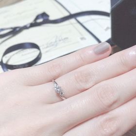 【ROYAL ASSCHER(ロイヤル・アッシャー)の口コミ】 サイドのダイヤと滑らかな曲線が他にない美しさがありました。ダイヤの輝…