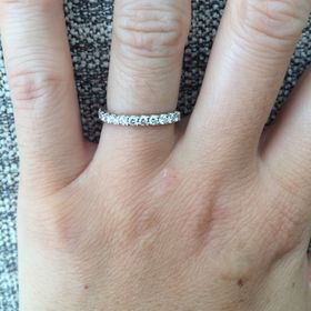 【TASAKI(タサキ)の口コミ】 店頭で試着したときに、光の下でダイヤがたくさんの色を放ちキラキラ輝い…