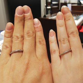 【銀座ダイヤモンドシライシの口コミ】 2本をクロスさせたようなデザインで、ストレートのリングなのにウェーブの…