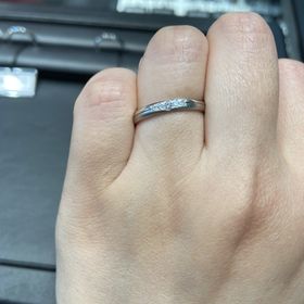 【ラザール ダイヤモンド(LAZARE DIAMOND)の口コミ】 他のブランドでは見たことがないデザインでとても素敵でした。真ん中を境…