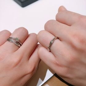【ラザール ダイヤモンド(LAZARE DIAMOND)の口コミ】 一番の決め手はダイヤの輝きです。実際に着けて光に当ててみるといろんな…