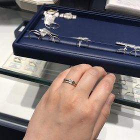 【銀座ダイヤモンドシライシの口コミ】 つけ心地とお互いな気にあるものを選びました。
細いタイプで重ね付けを楽…