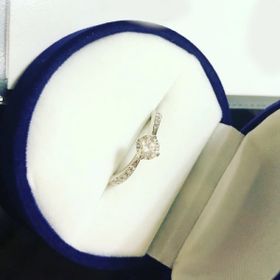 【GALA JEWELRY(ガラジュエリー)の口コミ】 価格と比べてダイヤモンドの輝きが非常に綺麗であり、サイドのメレダイヤ…
