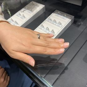 【銀座ダイヤモンドシライシの口コミ】 婚約指輪と結婚指輪を重ね付けしたかったので、一番しっくりくる組み合わ…