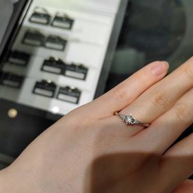 【ラザール ダイヤモンド(LAZARE DIAMOND)の口コミ】 殆どの指輪が小さいサイズから作れるということで、デザインが絞られるこ…