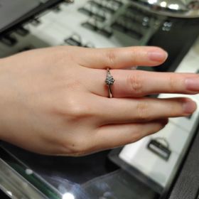 【ラザール ダイヤモンド(LAZARE DIAMOND)の口コミ】 リングの厚みや正面から見た時のゴツさをかなり気にしながら指輪を探して…